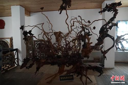 彭勇作品《留得殘荷聽雨聲》。 <a target='_blank' href='http://www.chinanews.com/' ></table>中新網</a> 王禹 攝