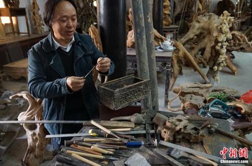 彭勇堅持使用手工工具進行藝術創(chuàng)作。 <a target='_blank' href='http://www.chinanews.com/' ></table>中新網</a> 王禹 攝