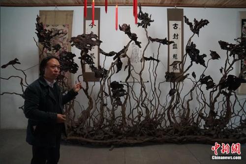 彭勇歷時六年創(chuàng)作的作品《百鳥朝鳳》 <a target='_blank' href='http://www.chinanews.com/' ></table>中新網</a> 王禹 攝
