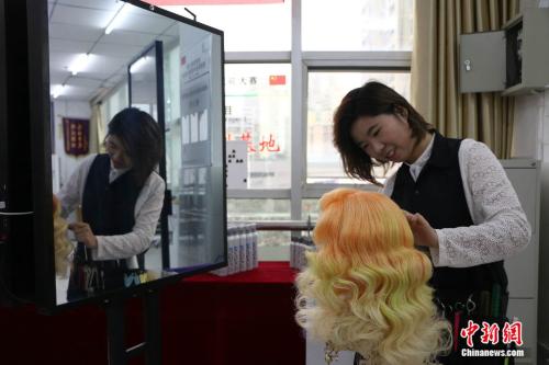 聶鳳進(jìn)行美發(fā)造型中。 <a target='_blank' href='http://www.chinanews.com/' ></table>中新網(wǎng)</a> 王禹 攝