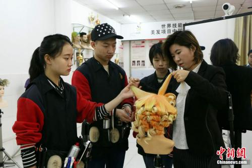 聶鳳對她的學(xué)生進(jìn)行指導(dǎo)。 <a target='_blank' href='http://www.chinanews.com/' ></table>中新網(wǎng)</a> 王禹 攝