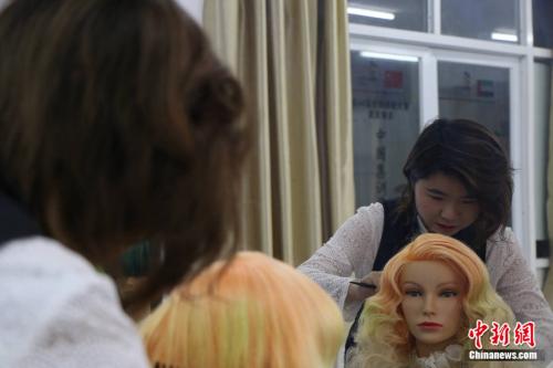 聶鳳進(jìn)行美發(fā)造型中。 <a target='_blank' href='http://www.chinanews.com/' ></table>中新網(wǎng)</a> 王禹 攝