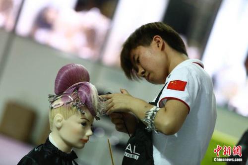 聶鳳參加第43屆世界技能大賽，并獲得美發(fā)項目金牌。 聶鳳供圖