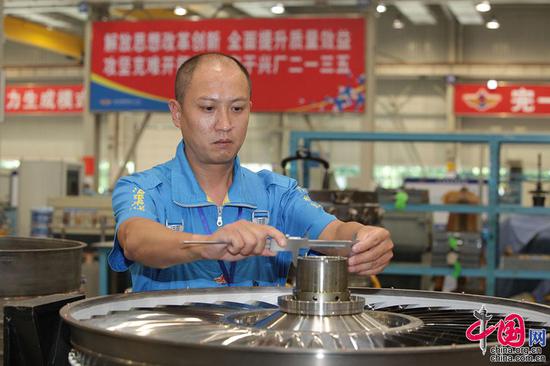 全國(guó)勞動(dòng)模范、外場(chǎng)服務(wù)技術(shù)專家羅卓紅在工作中（資料圖）。解放軍5719廠供圖