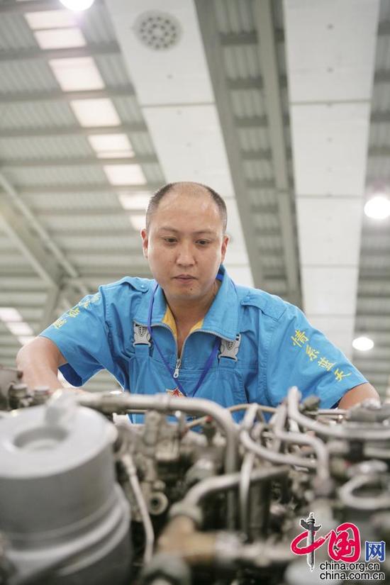 全國(guó)勞動(dòng)模范、外場(chǎng)服務(wù)技術(shù)專家羅卓紅在工作中（資料圖）。解放軍5719廠供圖