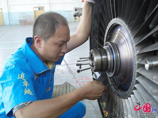 全國(guó)勞動(dòng)模范、外場(chǎng)服務(wù)技術(shù)專家羅卓紅在工作中（資料圖）。解放軍5719廠供圖