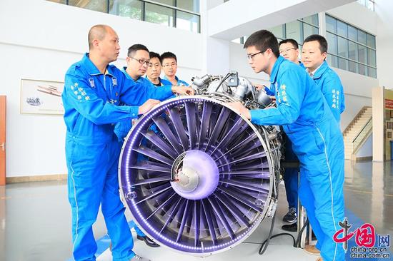 全國(guó)勞動(dòng)模范、外場(chǎng)服務(wù)技術(shù)專家羅卓紅和他的工作團(tuán)隊(duì)（資料圖）。解放軍5719廠供圖