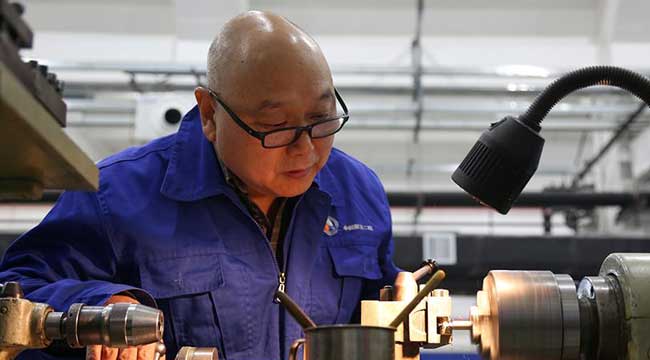 中國(guó)夢(mèng)·大國(guó)工匠篇 | 航天“手藝人”王保森：薪火傳承 桃李爭(zhēng)輝（圖）