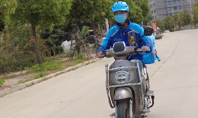 【愛在城市】兼職幫30余人找到家，大家被這個“不務(wù)正業(yè)”的外賣小哥圈粉了！