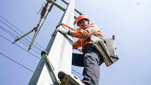 【一線：360行】接觸網(wǎng)工·“星星男孩”維護(hù)鐵路“血管動(dòng)脈”