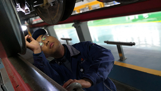 【一線：360行】動(dòng)車組機(jī)械師·為列車診脈治病 