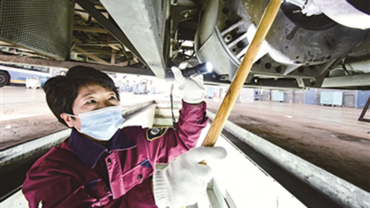 【一線：360行】修理工·公交車檢驗(yàn)“女金錘”