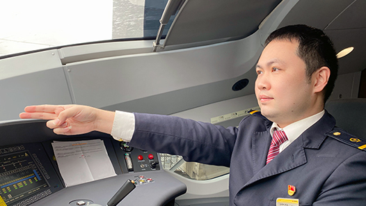 【一線：360行】動(dòng)車組指導(dǎo)司機(jī)·飛馳的“看道”之旅