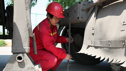 【一線：360行】裝車工·每個(gè)細(xì)節(jié)都一絲不茍