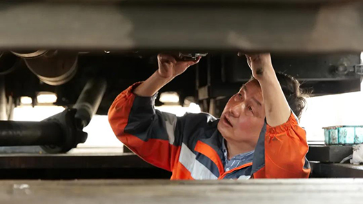 【愛在城市】這位低調(diào)的城市美容師 36年修理上萬輛環(huán)衛(wèi)車輛