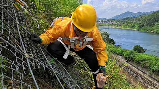 【愛在城市】絕壁攀登的“小黃人”：護衛(wèi)鐵路排危石