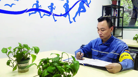 【愛在城市】飛舞的鋼花，見證李金寶的幸福