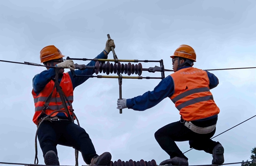 【“五小”創(chuàng)新有我在】巧設(shè)絕緣子更換器  省時又高效