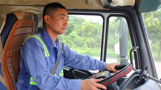 中國夢·大國工匠篇 | 集卡司機王慶：20年“堅持” 雕琢匠藝 傳遞匠心