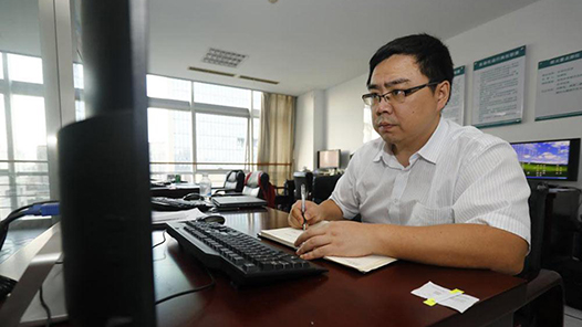 中國夢·大國工匠篇 | 從小小檢修工到電力專家 “電網(wǎng)醫(yī)生”張霽明