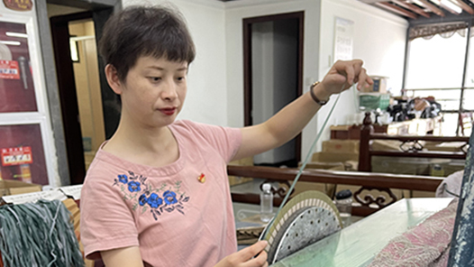 中國夢·大國工匠篇 | 孔麗琴：傾囊相授，傳承中華制扇技藝