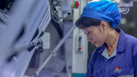 中國夢·大國工匠篇 | 千絲萬縷引線人 穿紗“巧匠”趙巧娟