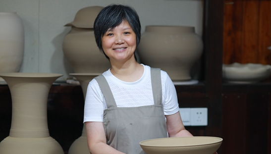 中國夢·大國工匠篇 | 施珍：讓越窯青瓷煥發(fā)秘色重光 與時代產(chǎn)生聯(lián)系