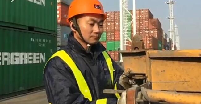 “中國夢·大國工匠篇”集卡司機王慶的“一天”：在平凡中堅守，每一次出發(fā)都要平安抵達