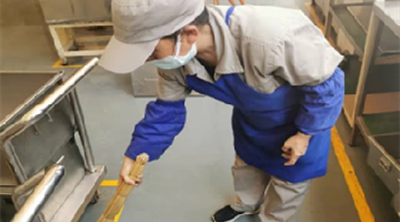 【“五小”創(chuàng)新有我在】一塊小帆布 杜絕笤帚苗