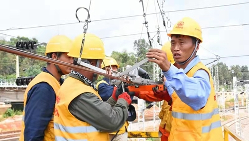【“五小”創(chuàng)新有我在】自制小滑輪提高接觸網(wǎng)施工效率