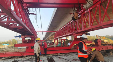 【“五小”創(chuàng)新有我在】自制小工具提高預制箱梁架設(shè)速度