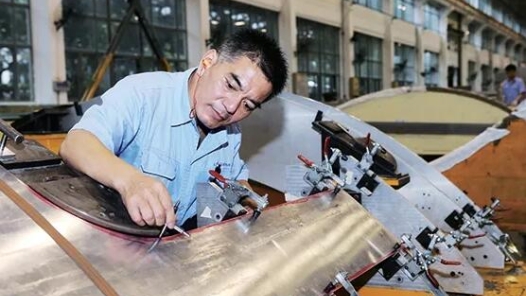 大國(guó)工匠 | 王偉：敲出中國(guó)大飛機(jī)精美弧線(xiàn)