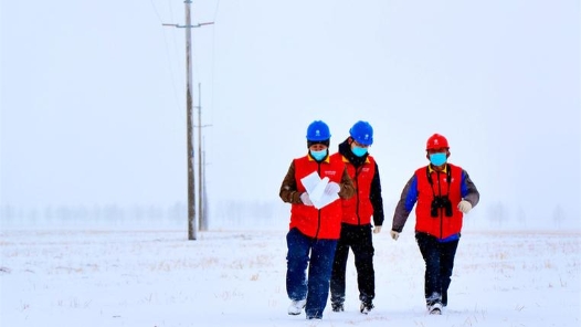 中國夢·大國工匠篇 | 阿曼吐爾·依沙木?。涸谔焐侥_下做“光明”的守護(hù)者