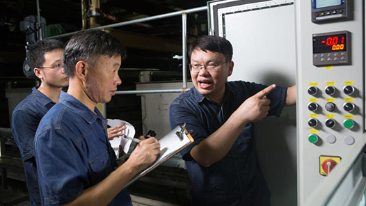 中國(guó)夢(mèng)·大國(guó)工匠篇 | 鄧建軍：勤奮澆灌讓“黑牡丹”綻放在紡織重鎮(zhèn)