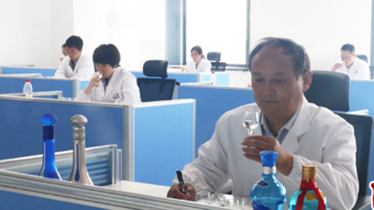 中國(guó)夢(mèng)·大國(guó)工匠篇 | 周新虎：用匠心釀造蘇酒“藍(lán)色夢(mèng)想”