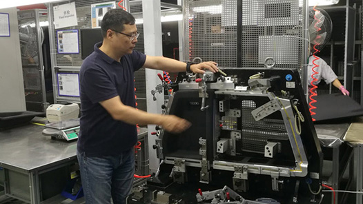 中國(guó)夢(mèng)·大國(guó)工匠篇 | 龔杜弟：愛(ài)啃“硬骨頭”的“汽車內(nèi)飾探路者”（圖）