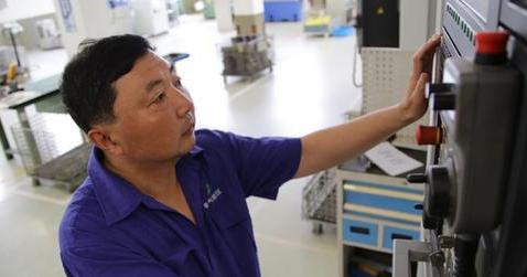 中國(guó)夢(mèng)·大國(guó)工匠篇 | 李斌：三十六年如一日 大國(guó)工匠如何堅(jiān)守