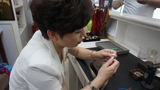 中國(guó)夢(mèng)·大國(guó)工匠篇 | 楊秀娟：像一道光環(huán)照亮身邊人 展現(xiàn)服務(wù)業(yè)里的工匠精神（圖）