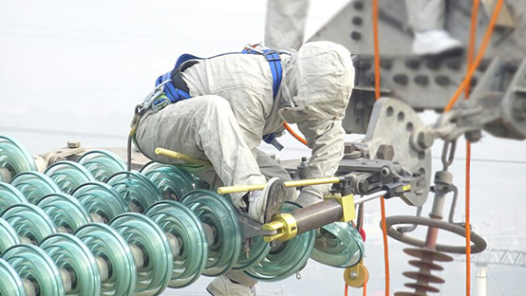 中國夢·大國工匠篇 | 閆旭東：奮戰(zhàn)在高壓線上的勇者