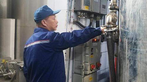 中國夢·大國工匠篇 | 童國強：從釀酒工人到調(diào)酒大師的蛻變