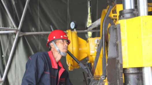 中國夢·大國工匠篇 | 海蘭江畔的鉆探鐵人郭廣波：人心與地心進行交流