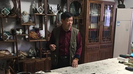 中國夢·大國工匠篇｜潘啟慧：4根頭發(fā)刻630字的微雕大師