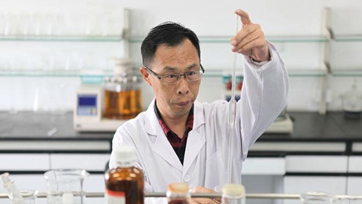 中國夢·大國工匠篇 | 朱洪斌：愛琢磨的電氣設備頂級“驗血師”