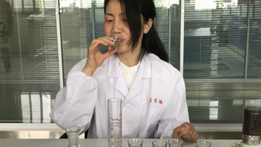 中國(guó)夢(mèng)·大國(guó)工匠篇 | 不戀紅妝、偏愛(ài)酒香 揭秘女品酒師的“舌尖生活”