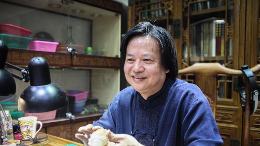 中國夢·大國工匠篇 | 雕玉先雕心——玉雕大師李克生和他的“水上漂”鼻煙壺