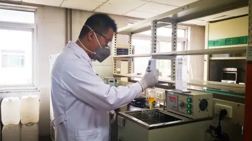 中國夢·大國工匠篇｜動物“營養(yǎng)師”吳強三 搞研發(fā)要跟豬搶糞便