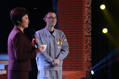 敬一丹采訪最美職工王進(jìn)