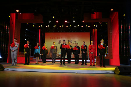 主持人任魯豫朗讀藝術(shù)家為最美職工敬贈(zèng)的詩(shī)詞及楹聯(lián)