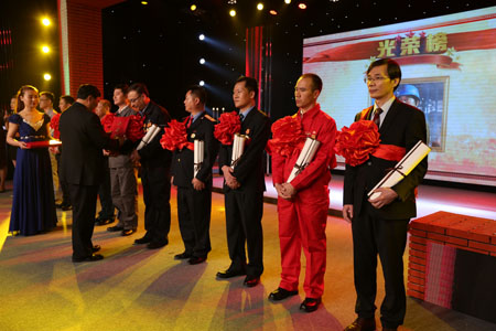 全國(guó)勞模李斌為10位最美職工頒發(fā)榮譽(yù)證書(shū)