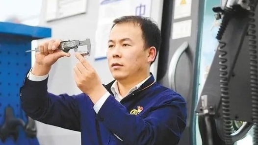 身邊的大國工匠 | 不斷成長的火箭“心臟”鉆刻師